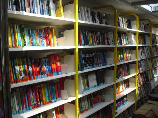 Die Kinderbücher sind gleich neben dem Eingang aufgestellt und nach Altersgruppen sortiert.